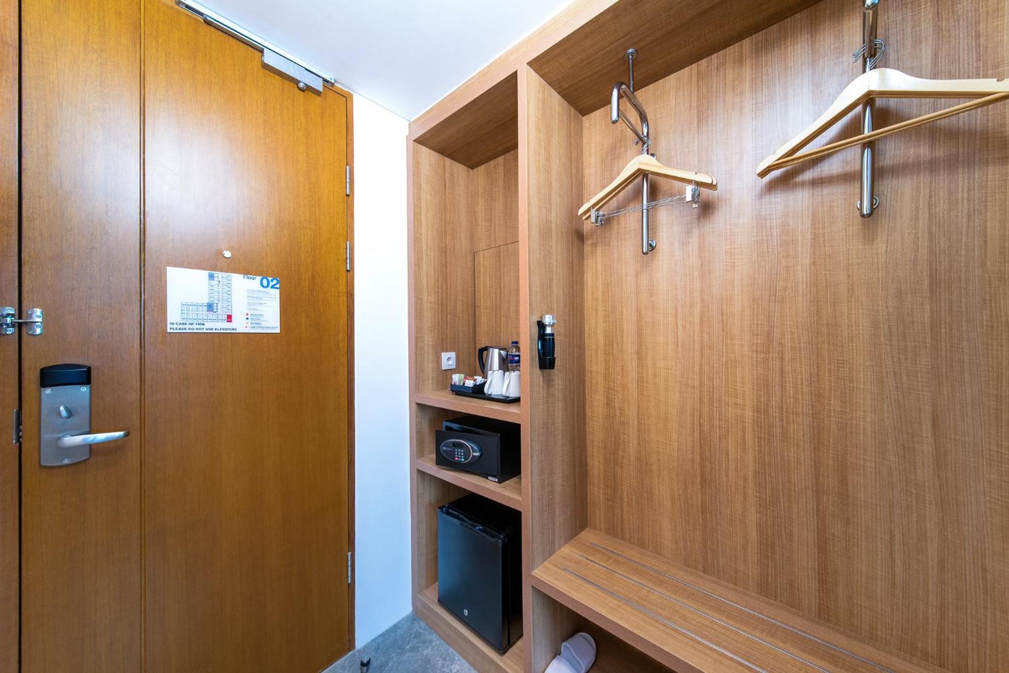 Holiday Inn Express Jakarta Matraman By Ihg Екстериор снимка